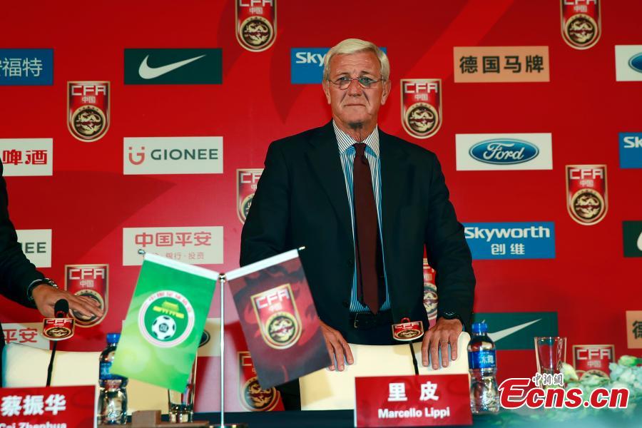 China's national team coach Lippi meets the media(1/5)