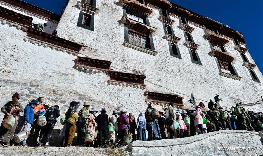 Potala Palace painted during annual renovation in Lhasa(1/2)
