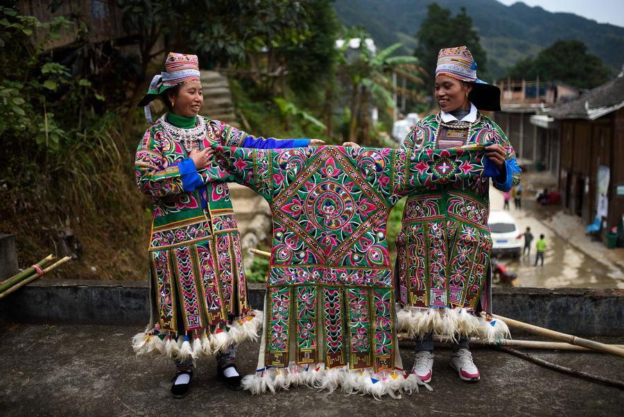 Villagers of Miao ethnic group make hundred-bird clothing(1/6)