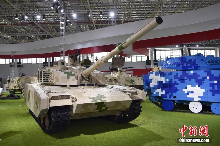 Military equipments are shown at Airshow China 2016 in Zhuhai, South China\'s Guangdong Province on October 31, 2016. The six-day event, commonly known as the Zhuhai Air Show starts on Tuesday and is set to feature some of the best equipment that the People\'s Liberation Army and State-owned defense giants have to offer. Products on show at the biennial event, which is the largest arms exhibition in China, will include the latest offerings in the space, aviation, electronics and land armament industries. Fighter jets, transport planes, drones, missiles, tanks and artillery guns are all set to be on display. (Photo: China News Service/Jin Shuo)