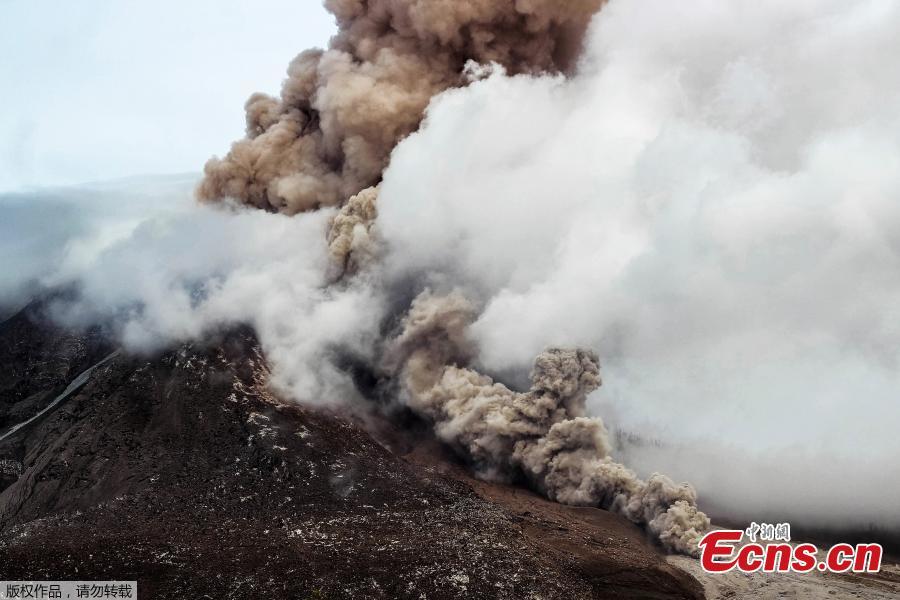 Volcano erupts in western Indonesia(1/4)