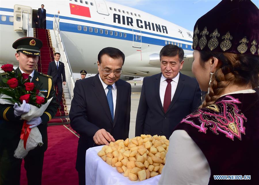 Premier Li arrives in Kyrgyzstan for official visit, SCO meeting(2/4)