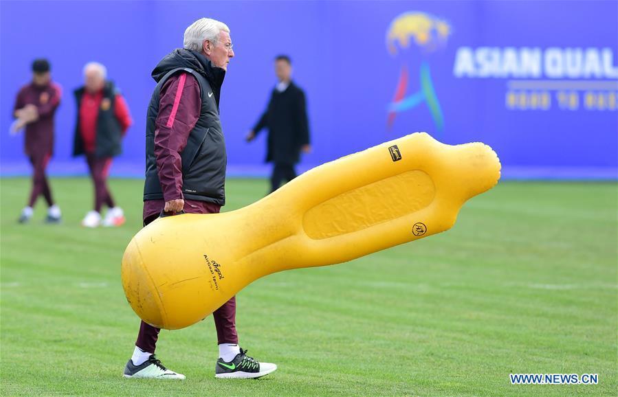 China's national soccer team takes training session in Kunming(1/11)