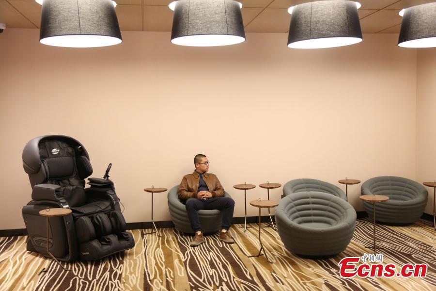 Shanghai shopping mall offers 'husband cloakroom'(1/6)