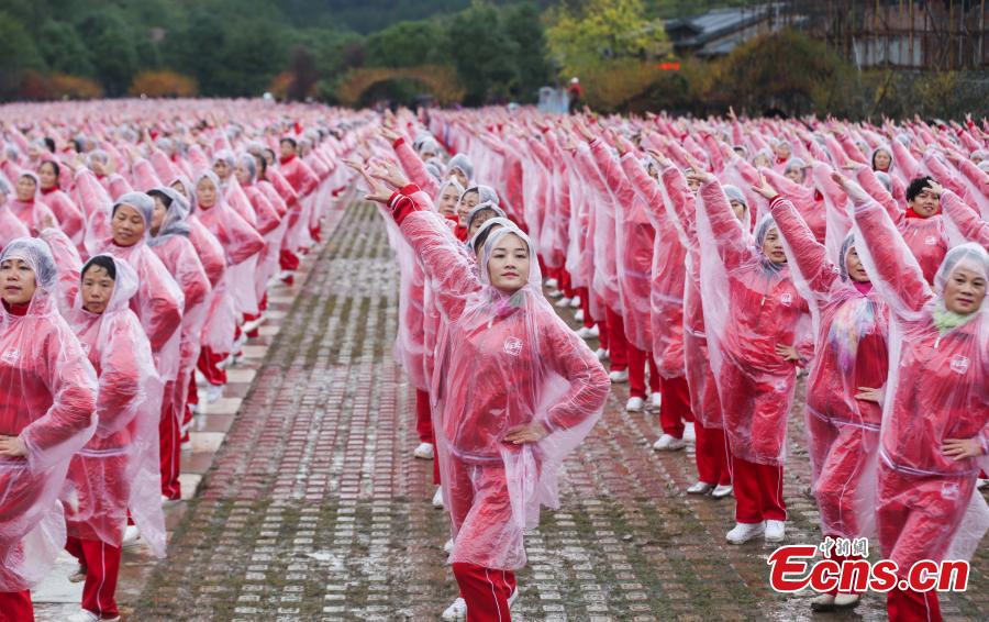 50,000 people set new Guinness square dance record(1/12)