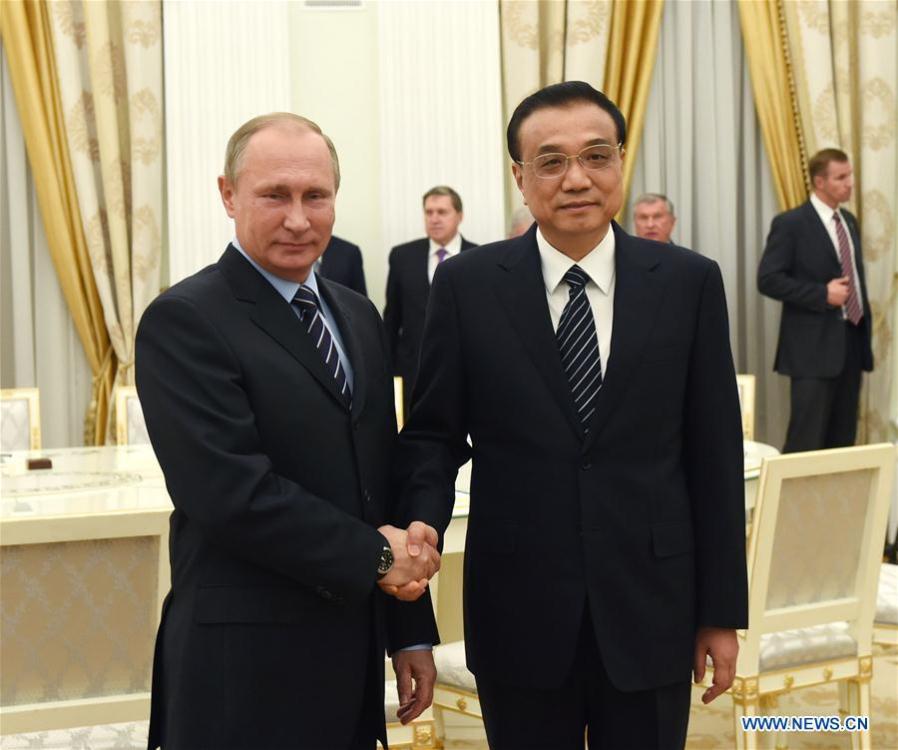 Premier Li Keqiang meets with Russian President Vladimir Putin at the Kremlin Palace