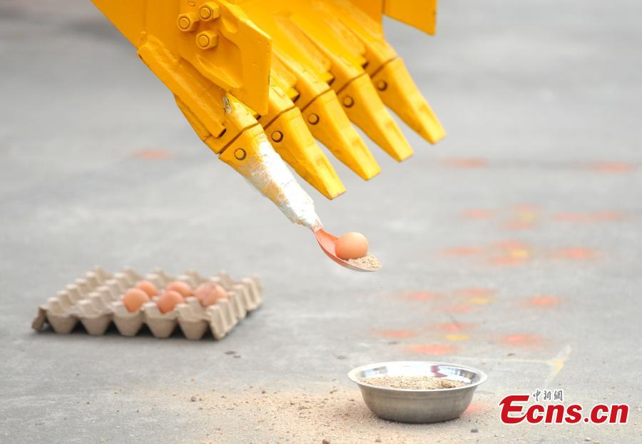 Excavator operators show consummate skills with eggs (1/5)