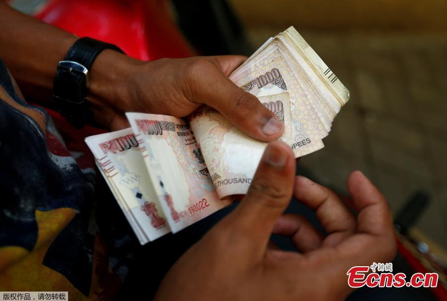 India rupees: Banks begin swapping banned notes(1/5)