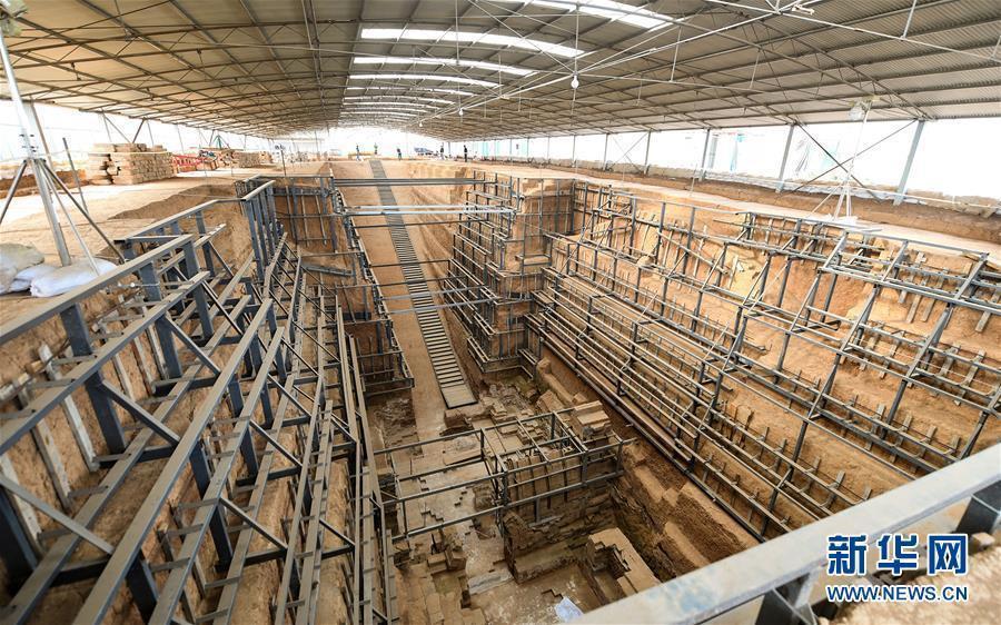 Large-scale ancient tomb excavated in C China's Henan(1/6)
