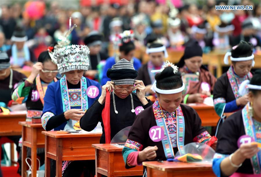 Contestants participate in embroidery contest, S. China(1/5)