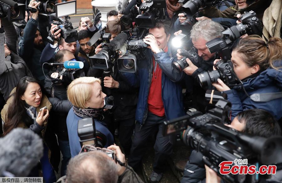 Prosecutors question WikiLeaks founder in sex case(1/7)