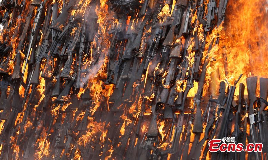 Kenya sets fire to 5,250 illegal weapons in crime fight(1/10)