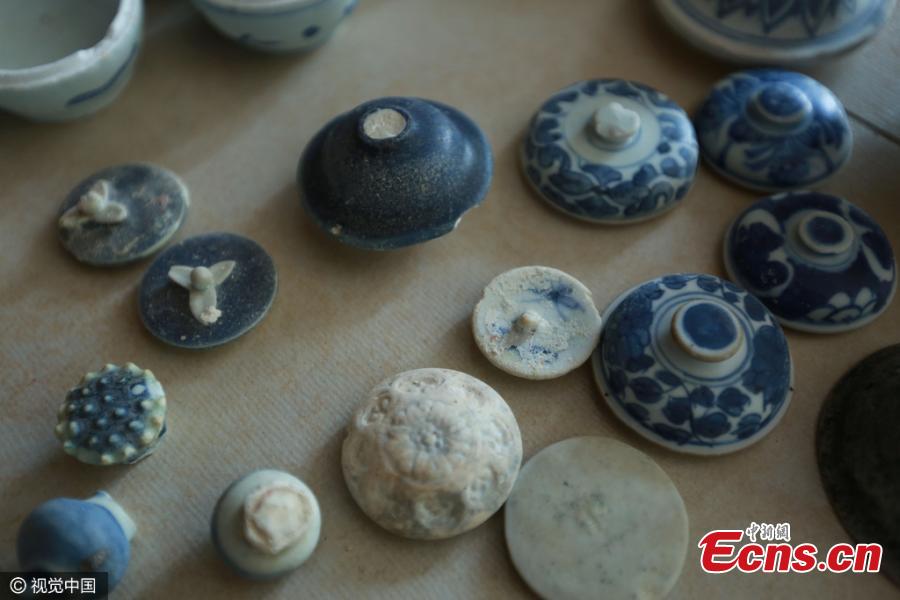 Fishermen donate cultural relics to National South China Sea Museum (1/3)