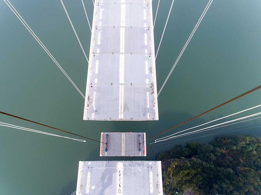 Longest suspension bridge achieves milestone(1/12)