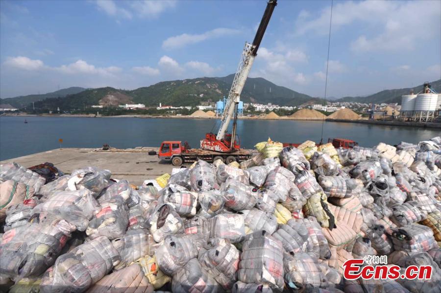 Shenzhen Customs destroys tons of smuggled old clothes(1/2)