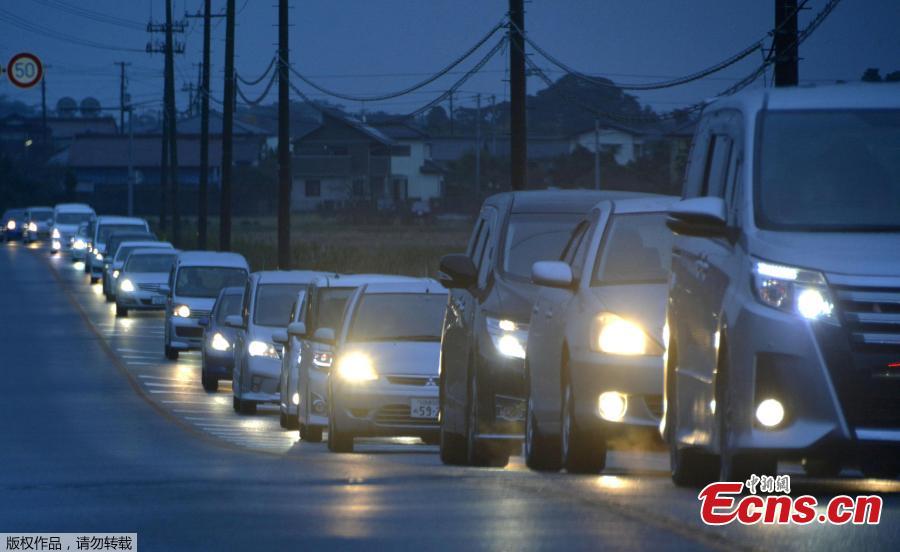 Tsunami warnings prompt evacuations after quake in Japan(1/4)