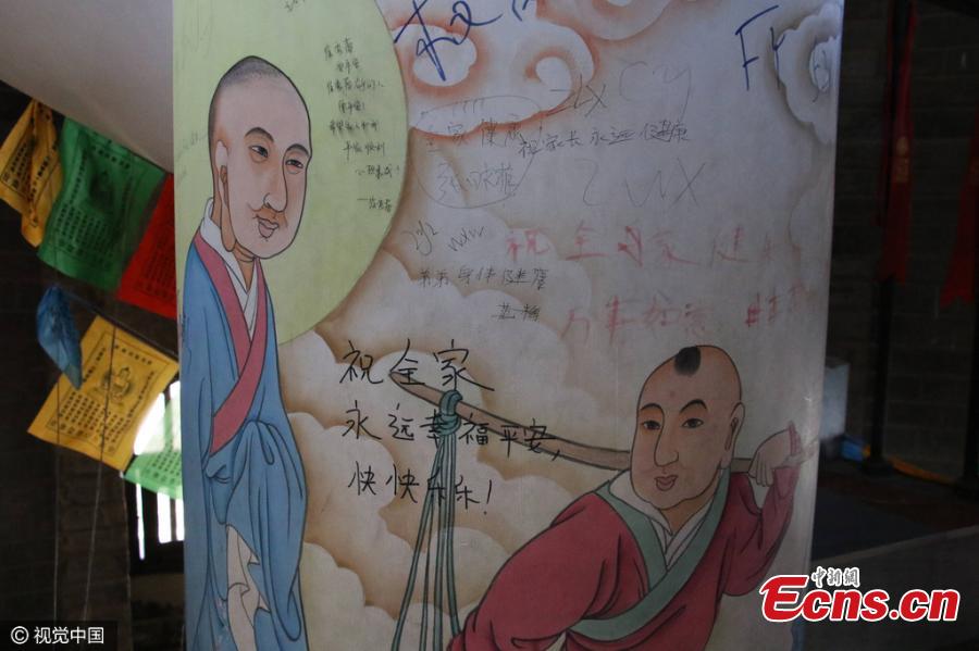 Thousand-year-old pagoda defaced by tourist graffiti(1/3)