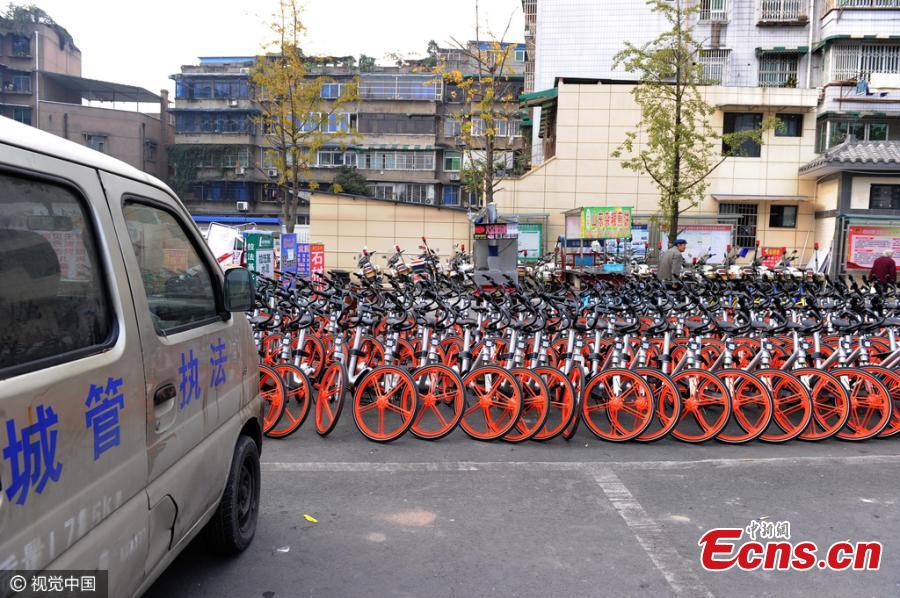 Chengdu impounds over 100 share-bikes for illegal parking(1/3)