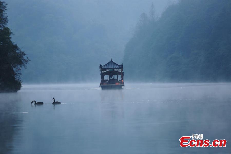 Scenery of mist-enveloped Baofeng Lake in Zhangjiajie resort(1/3)