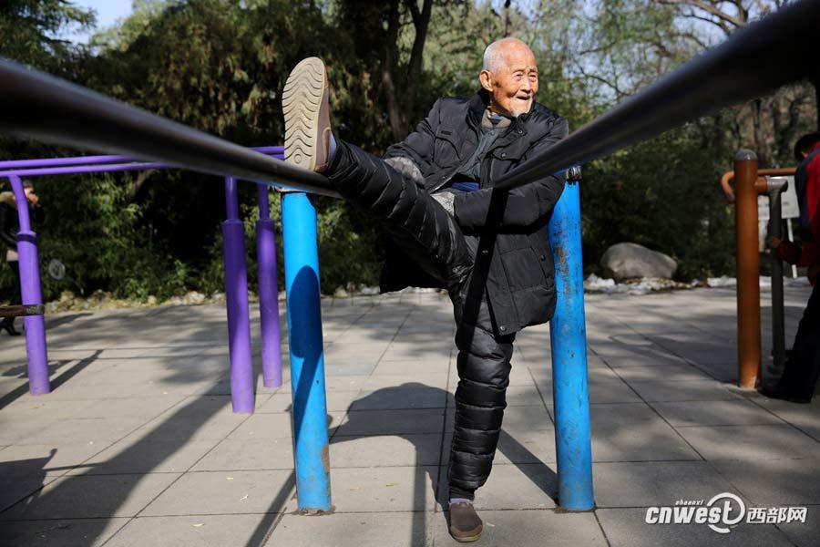 101-year-old man works out, keeps fit(1/9)