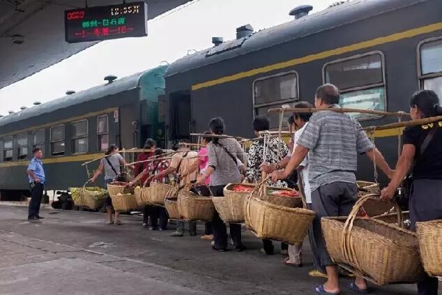 'Vegetable farmer train' runs on Beijing-Guangzhou railway line(1/10)