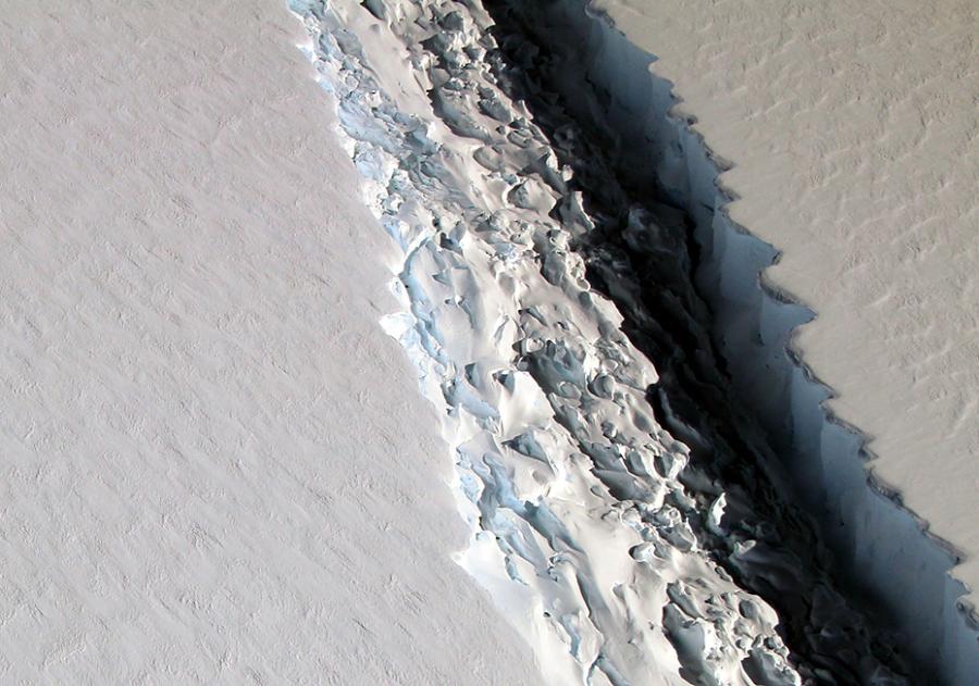 NASA photographs massive crack in Antarctica ice shelf(1/3)