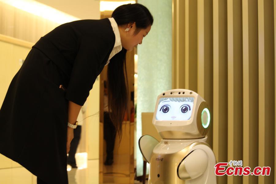 Shenzhen Airlines introduces robot to serve customers(1/2)