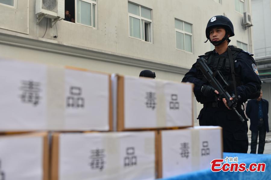 Police destroy drugs in Yichang(1/6)