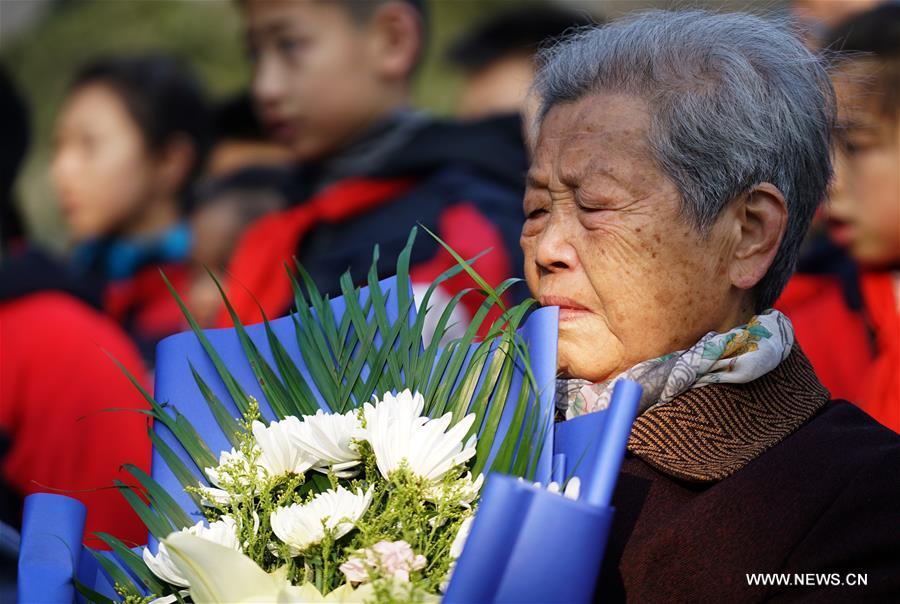 Nanjing Massacre survivors mourn victims in east China(1/5)