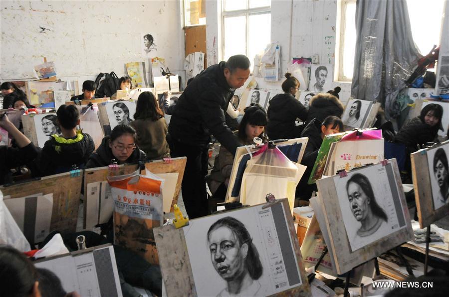 Art students prepare for 2017 college entrance examination in C China(1/4)