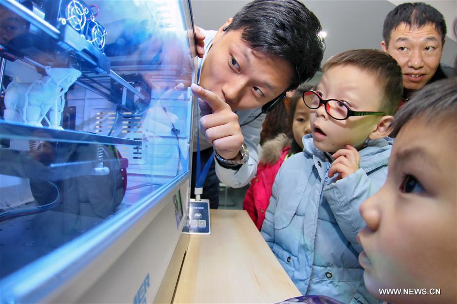 Children visit interactive museum for 3D printing in east China (1/2)