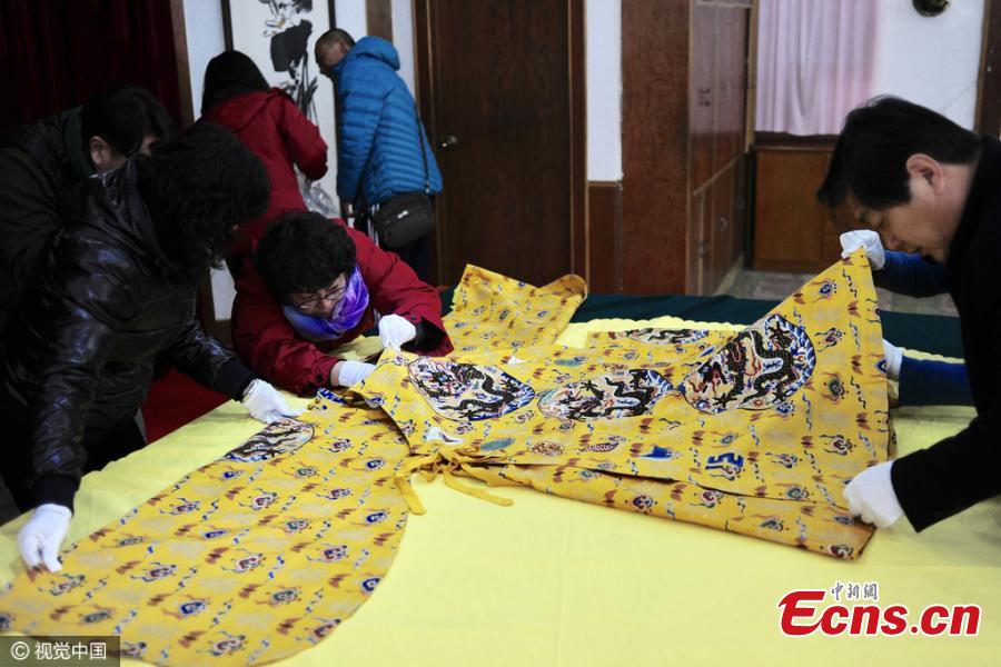 Replicas of ancient imperial robes revealed in Beijing (1/3)