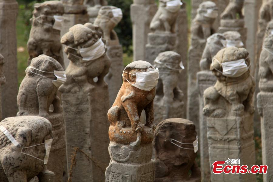 Art students put masks on stone lions in protest of air pollution(1/5)