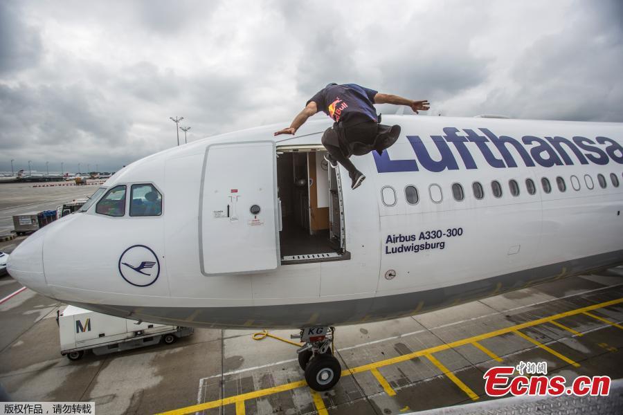 Free runner takes inspiration from Jackie Chan for latest adventure in Munich Airport(1/5)