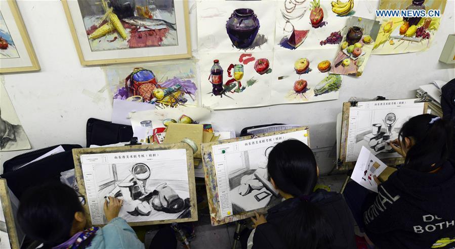 Students prepare for upcoming entrance examination for art majors (1/5)