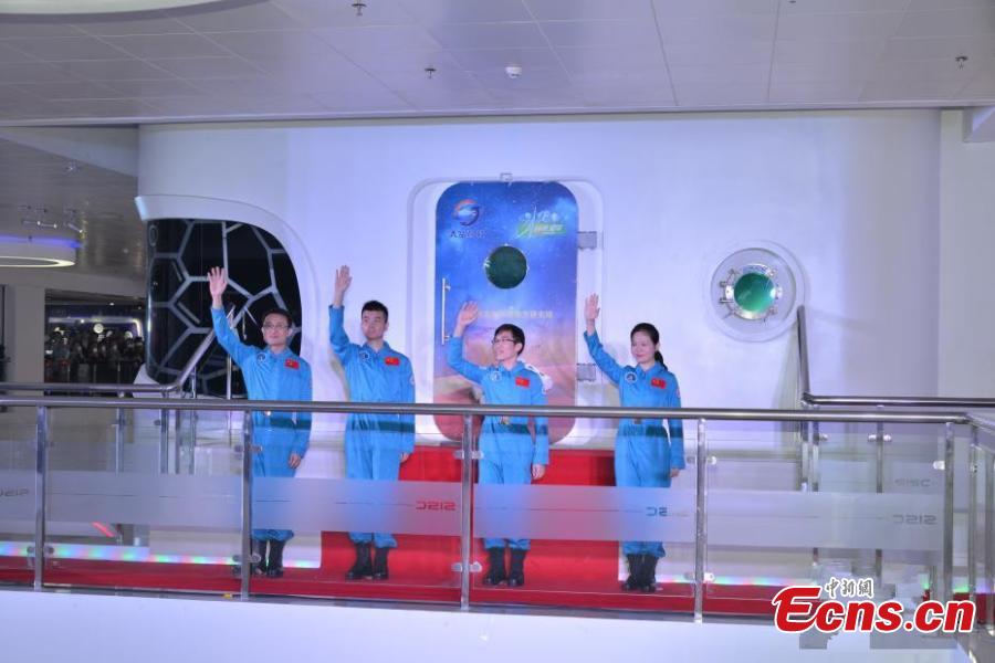 Chinese deep space experiment volunteers emerge after 180 days(1/4)