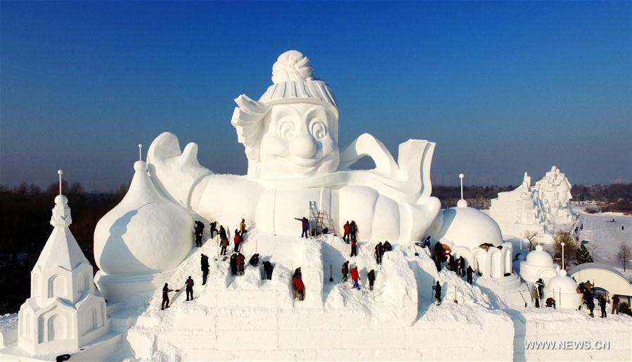 Tallest snow sculpture at Harbin art expo revealed(2/3)