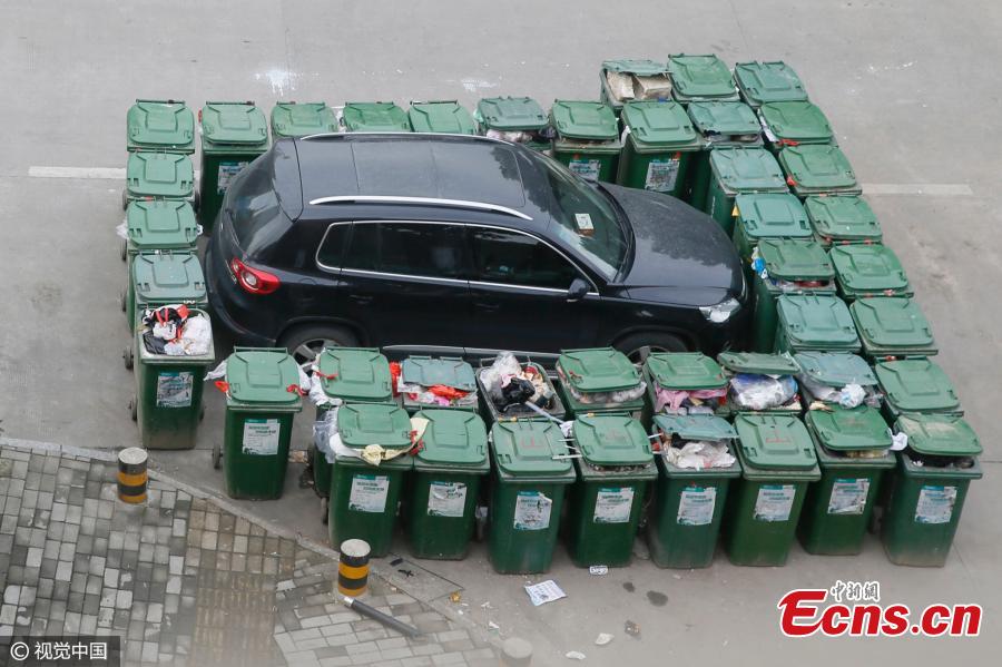 SUV surrounded by trash containers over illegal parking (1/3)