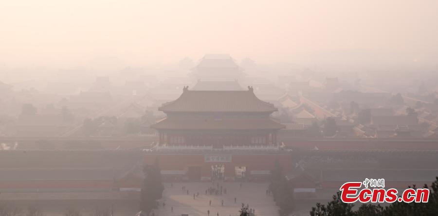 Severe smog lingers in Beijing (1/6)