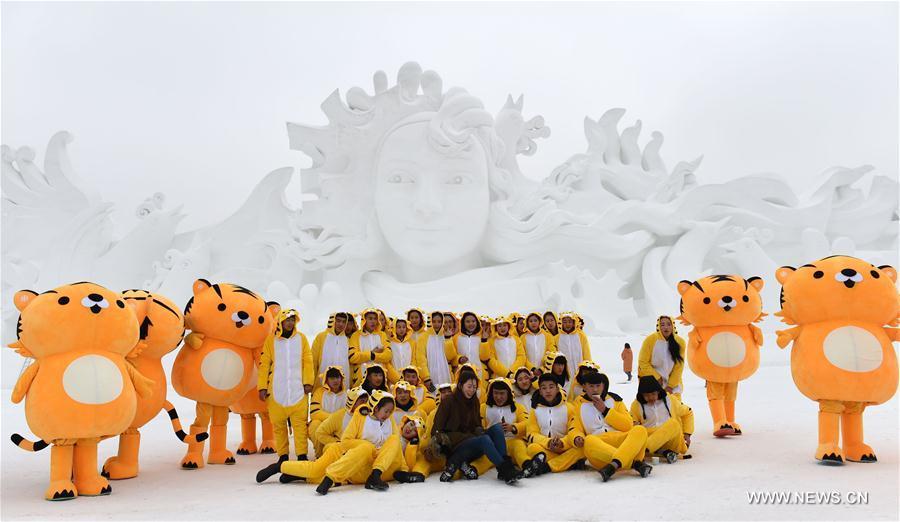 Int'l Snow Sculpture Art Expo kicks off in China's Harbin (1/7)