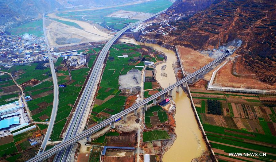 Minxian-Guangyuan section of Lanzhou-Chongqing railway put into operation (1/4)
