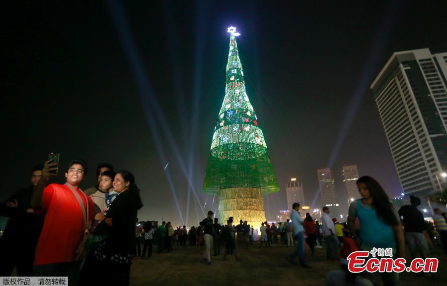 Sri Lanka claims world's tallest artificial Christmas tree(1/3)