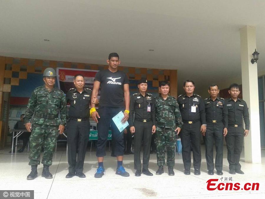 Tallest volleyball player joins army(1/3)
