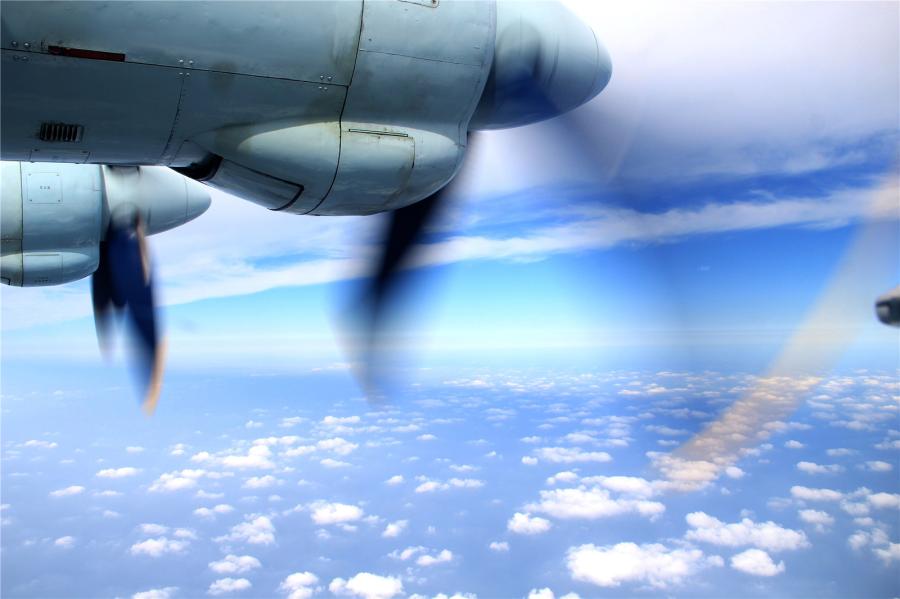 KJ-200 AEW aircraft soar over the sky (1/7)
