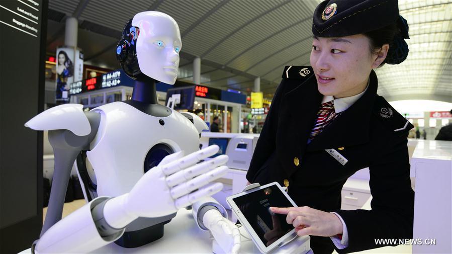 Intelligent robots offer information services in east China (1/3)