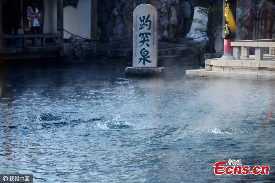 Floating mist adds charm to Baotu Spring(1/3)