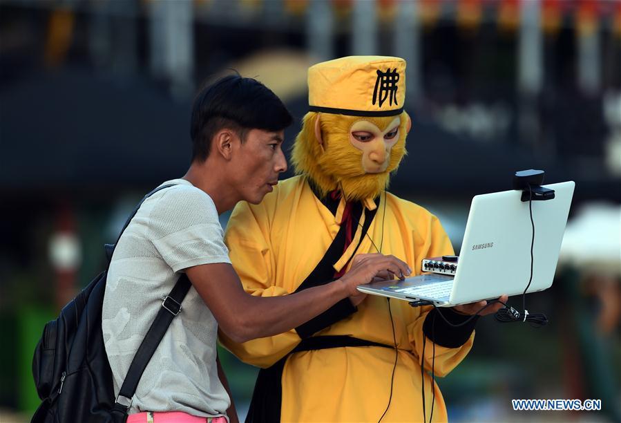 Tourists embrace upcoming New Year in S China (1/6)