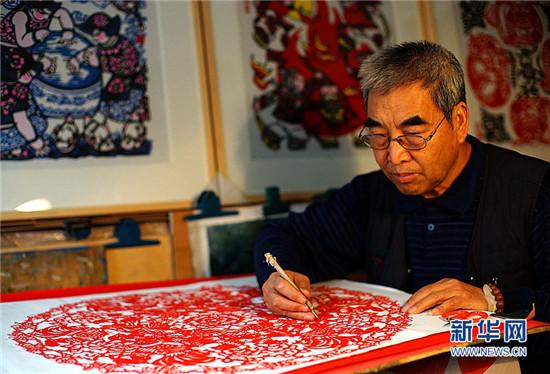 Paper-cuttings welcome New Year in Tianjin(1/5)