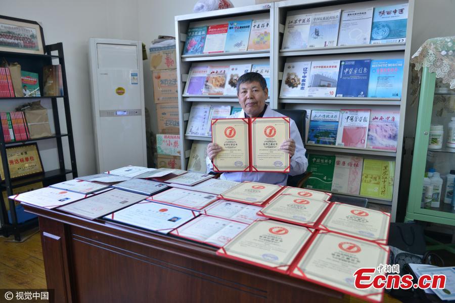 Doctor boasts 9 diplomas in 35 years(1/3)