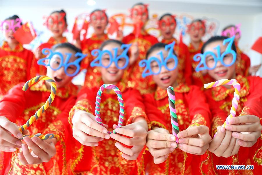 People greet upcoming new year across China(1/10)